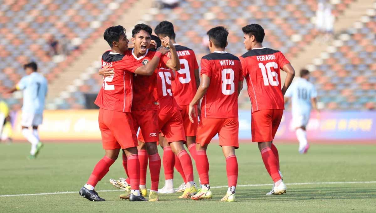 Selebrasi pemain Timnas Indonesia U-22 Marselino Ferdinan dengan Pratama Arhan rayakan gol pertama ke gawang Myanmar, Kamis (04/05/23). (Foto: PSSI)