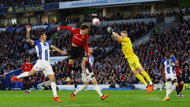 Victor Lindelof menanduk bola di laga Brighton vs Manchester United (05/05/23). (Foto: Reuters/Paul Childs)