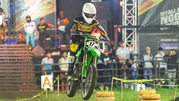 M Zulmi, rider motocross asal Indonesia tak sabar mengikuti Trial Game Dirt 2023 di Sirkuit Benteng Vastenburg, Solo. (Foto: Megapro) - INDOSPORT
