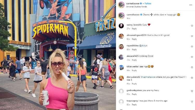 Pegulat wanita WWE, Leah Van Dale atau Carmella.