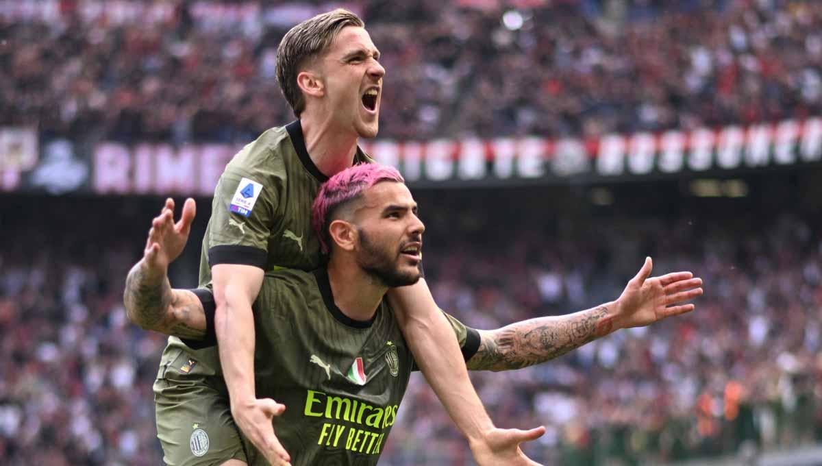 Selebrasi pemain AC Milan Theo Hernandez merayakan gol kedua mereka bersama Alexis Saelemaekers pada Serie A Italia, Sabtu (06/05/23). (Foto: REUTERS/Daniele Mascolo) - INDOSPORT