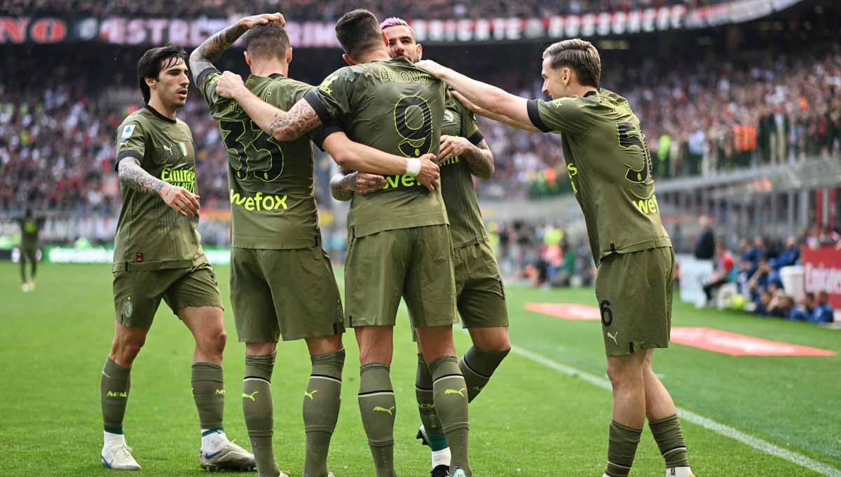 Selebrasi pemain AC Milan Theo Hernandez merayakan gol kedua mereka bersama rekan setimnya pada laga Serie A Italia, Sabtu (06/05/23). (Foto: REUTERS/Daniele Mascolo) - INDOSPORT