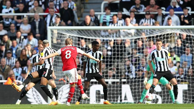 Martin Odegaard mencetak gol di laga Newcastle United vs Arsenal (07/05/23). (Foto: REUTERS/Scott Heppell)