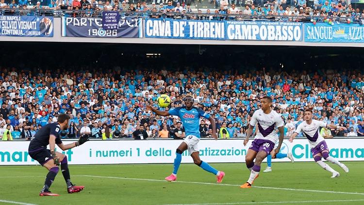 Aksi Victor Osimhen di laga Napoli vs Fiorentina (07/05/23). (Foto: REUTERS/Ciro De Luca) - INDOSPORT