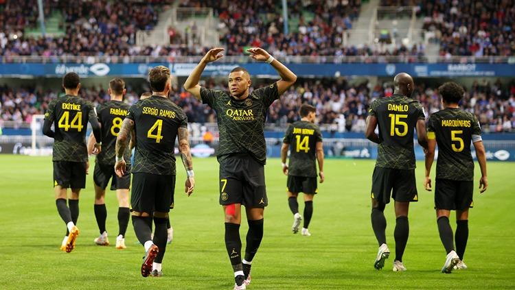 Selebrasi Kylian Mbappe usai mencetak gol di laga Troyes vs PSG (08/05/23). (Foto: REUTERS/Johanna Geron) - INDOSPORT