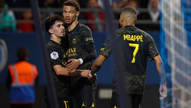 Vitinha (kiri), Hugo Ekitike (tengah), dan Kylian Mbappe (kanan) merayakan gol di laga Troyes vs PSG (08/05/23). (Foto: REUTERS/Johanna Geron)