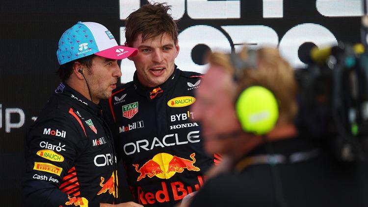 Duo pembalap Red Bull Racing, Sergio Perez (kiri) dan Max Verstappen, usai Formula 1 GP Miami (08/05/23). (Foto: REUTERS/Mike Segar)