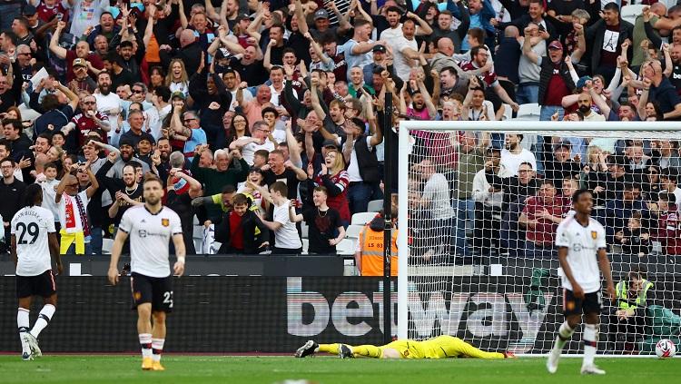 Aksi kiper Manchester United, David de Gea, dalam pertandingan Liga Inggris kontra West Ham.