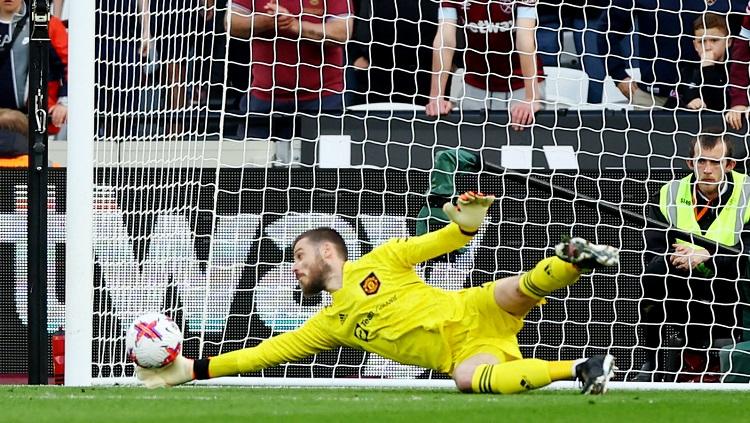 Aksi kiper Manchester United, David de Gea, dalam pertandingan Liga Inggris kontra West Ham.