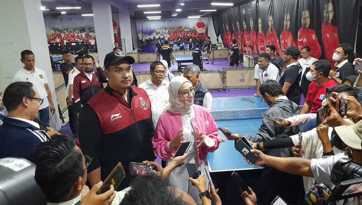 Menpora RI, Dito Ariotedjo bersama Stafsus Presiden Joko Widodo, Angkie Yudistia saat mengunjungi venue latihan kontingen Indonesia di Solo Baru.