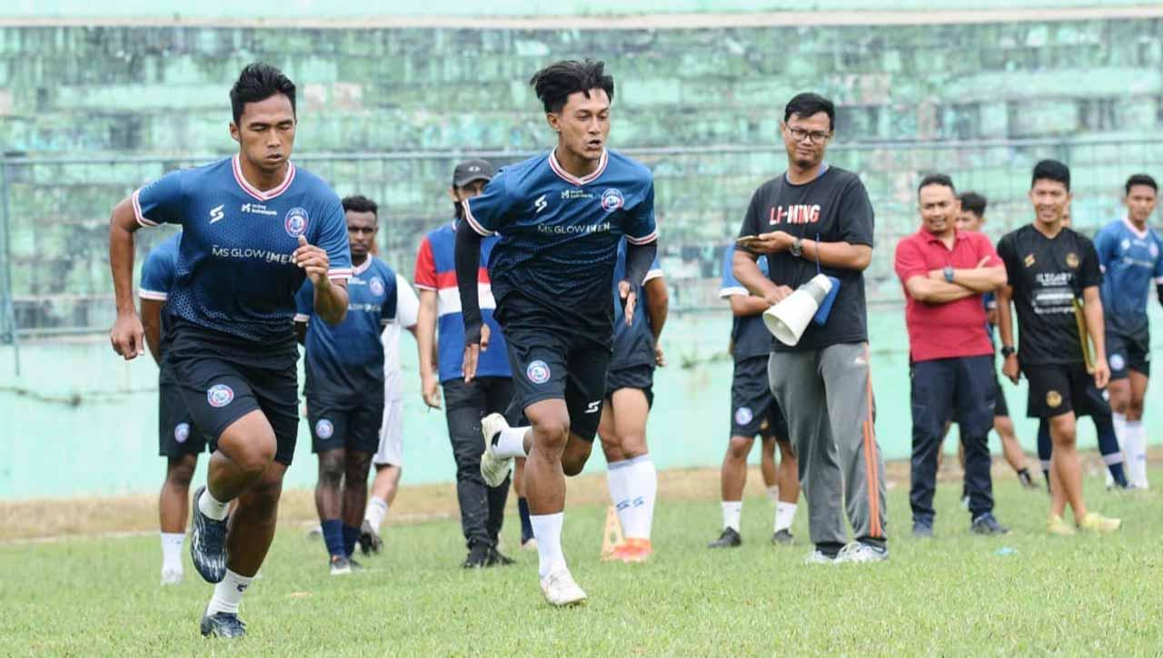 Bagas Adi Nugroho dan Johan Farizi pemain Arema FC saat lakukan tes fisik. (Foto: MO Arema FC)