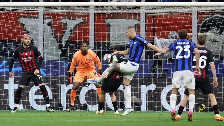 Edin Dzeko mencetak gol di laga AC Milan vs Inter Milan (11/05/23). (Foto: REUTERS/Claudia Greco)