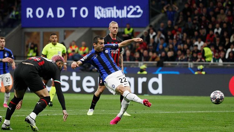 Henrikh Mkhitaryan mencetak gol di laga AC Milan vs Inter Milan (11/05/23). (Foto: REUTERS/Alessandro Garofalo)