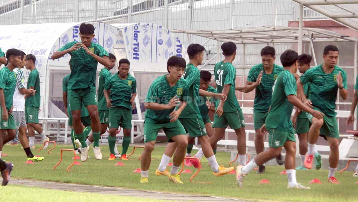 Latihan perdana Persebaya Surabaya di Stadion Gelora 10 November dipimpin Aji Santoso.