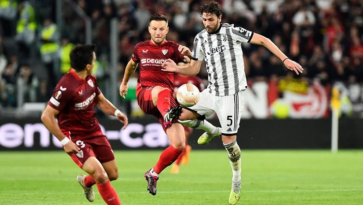 Manuel Locatelli (kiri) berduel dengan Ivan Rakitic (kanan) di laga Juventus vs Sevilla (12/05/23). (Foto: REUTERS/Massimo Pinca)