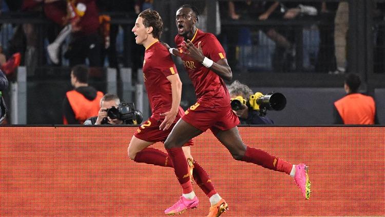 Edoardo Bove dan Tammy Abraham merayakan gol di laga AS Roma vs Bayer Leverkusen (12/05/23). (Foto: REUTERS/Alberto Lingria)