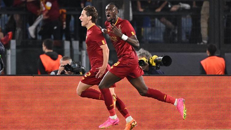Edoardo Bove dan Tammy Abraham merayakan gol di laga AS Roma vs Bayer Leverkusen (12/05/23). (Foto: REUTERS/Alberto Lingria) - INDOSPORT