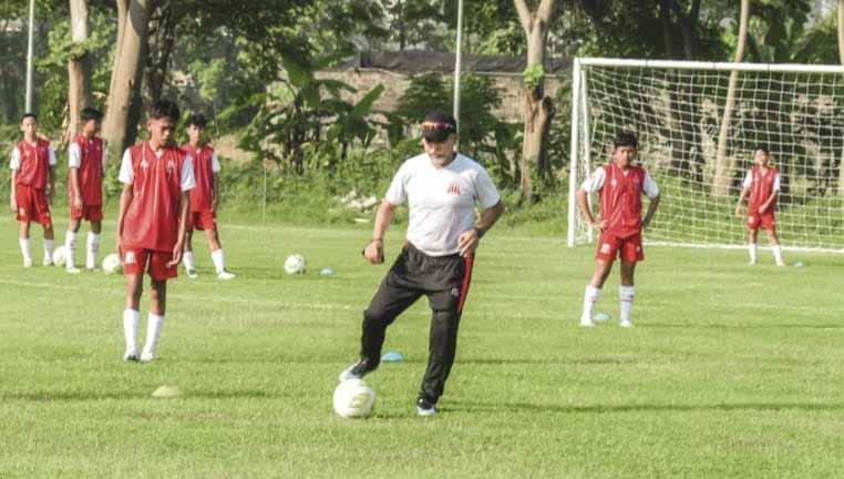 Direktur Akademi Deltras FC, Fakhri Husaini saat memberi arahan. Deltras FC akan jadi tuan rumah AFC Grassroot Football 2023.