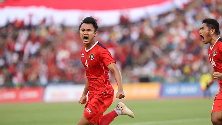 Selebrasi Komang Teguh Trisnanda usai cetak gol pertama ke gawang Vietnam pada babak semifinal SEA Games 2023 di National Olympic Stadium, Sabtu (13/05/23).