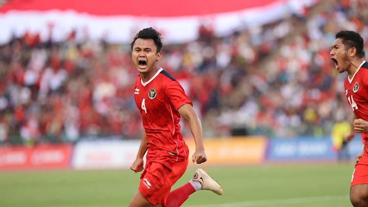 Selebrasi gol Komang Teguh Trisnanda di laga Timnas Indonesia U-22 vs Vietnam pada partai semifinal SEA Games 2023. - INDOSPORT