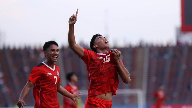 Selebrasi Muhammad Ferarri dan Marselino Ferdinan usai mencetak gol kedua ke gawang Vietnam pada babak semifinal SEA Games 2023 di National Olympic Stadium, Sabtu (13/05/23).