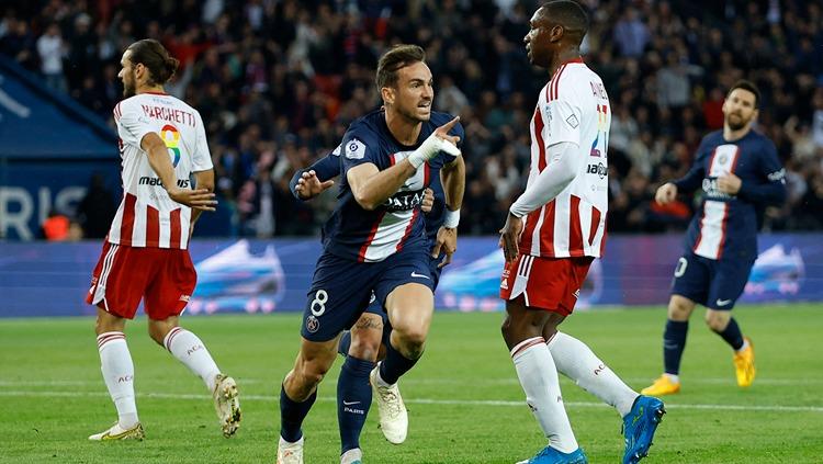 Selebrasi Fabian Ruiz usai mencetak gol di laga Paris Saint-Germain vs Ajaccio (14/05/23). (Foto: REUTERS/Christian Hartmann)