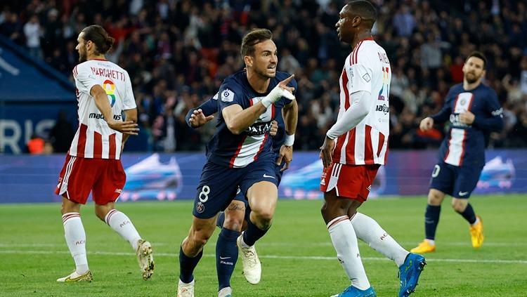 Selebrasi Fabian Ruiz usai mencetak gol di laga Paris Saint-Germain vs Ajaccio (14/05/23). (Foto: REUTERS/Christian Hartmann) - INDOSPORT