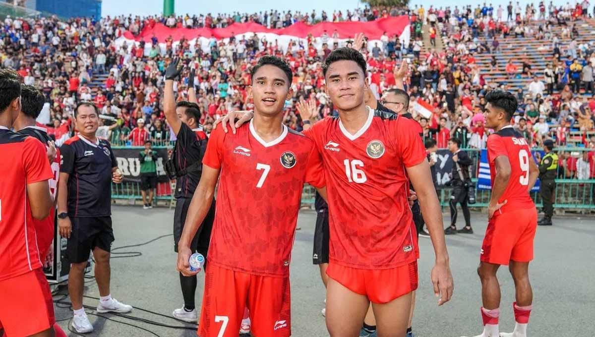 Marselino Ferdinan (kiri) usai laga Timnas Indonesia U-22 vs Vietnam pada partai semifinal SEA Games 2023. (Foto: CdM Indonesia SG 2023) - INDOSPORT