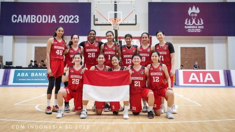 Skuad Timnas Basket Putri Indonesia di SEA Games 2023. Mereka berhasil meraih medali emas usai mengalahkan Singapura pada babak final di Morodok Techno Stadium, Minggu (14/05/23).