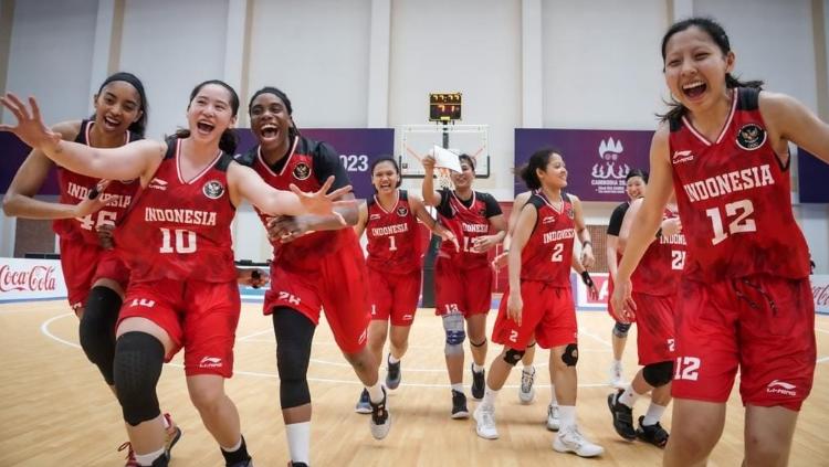 Selebrasi kegembiraan para pemain Timnas basket putri Indonesia usai mengalahkan Singapura pada babak final di Morodok Techno Stadium, Minggu (14/05/23).