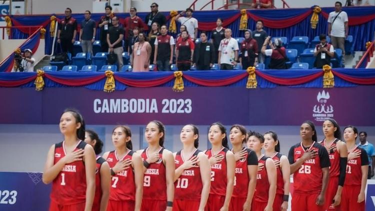 Skaud Timnas basket putri Indonesia saat menyanyikan lagu Indonesia Raya sebelum laga final lawan Singapura di Morodok Techno Stadium, Minggu (14/05/23).