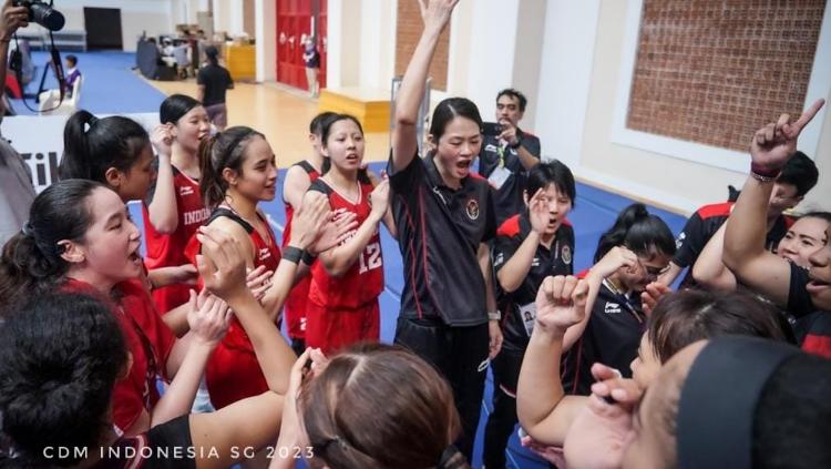 Kegembiraan skuad Timnas basket putri Indonesia usai meraih medali emas SEA Games 2023 di Morodok Techno Stadium, Minggu (14/05/23).