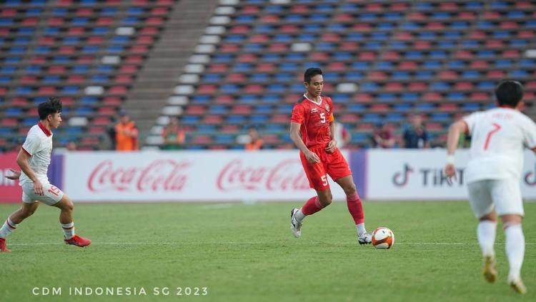 Kapten Muhammad Ridho (tengah) pada laga antara Timnas Indonesia vs Vietnam pada babak semifinal SEA Games 2023 di National Olympic Stadium, Sabtu (13/05/23).