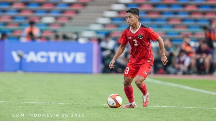 Aksi Ilham Rio Fami pada laga antara Timnas Indonesia vs Vietnam pada babak semifinal SEA Games 2023 di National Olympic Stadium, Sabtu (13/05/23).