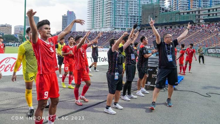 Para pemain Timnas Indonesia U-22 memberi penghormatan kepada para suporter yang hadir langsung memberikan dukungan usai laga melawan Vietnam pada babak semifinal SEA Games 2023 di National Olympic Stadium, Sabtu (13/05/23).