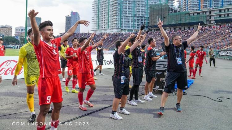 Para pemain Timnas Indonesia U-22 memberi penghormatan kepada para suporter yang hadir langsung memberikan dukungan usai laga melawan Vietnam pada babak semifinal SEA Games 2023 di National Olympic Stadium, Sabtu (13/05/23). - INDOSPORT