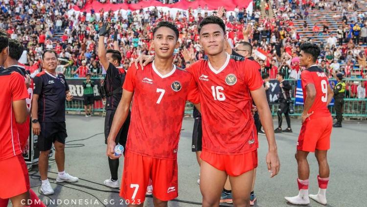 Marselino Ferdinan dan Muhammad Ferrari usai Laga antara Timnas Indonesia vs Vietnam pada babak semifinal SEA Games 2023 di National Olympic Stadium, Sabtu (13/05/23).