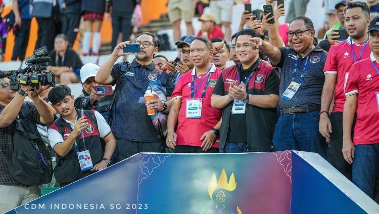 Ketum PSSI Erick Thohir dan Waketum PSSI Zainudin Amali hadir langsung ke stadion untuk memberika dukungan kepada Timnas Indonesia U-22 saat melawan Vietnam pada babak semifinal SEA Games 2023 di National Olympic Stadium, Sabtu (13/05/23).