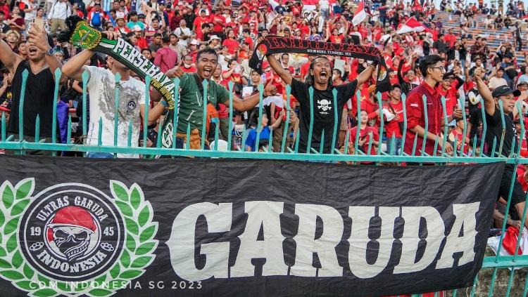 Ribuan suporter hadir langsung ke stadion untuk memberikan dukungan kepada Timnas Indonesia U-22 saat lawan Vietnam pada babak semifinal SEA Games 2023 di National Olympic Stadium, Sabtu (13/05/23).