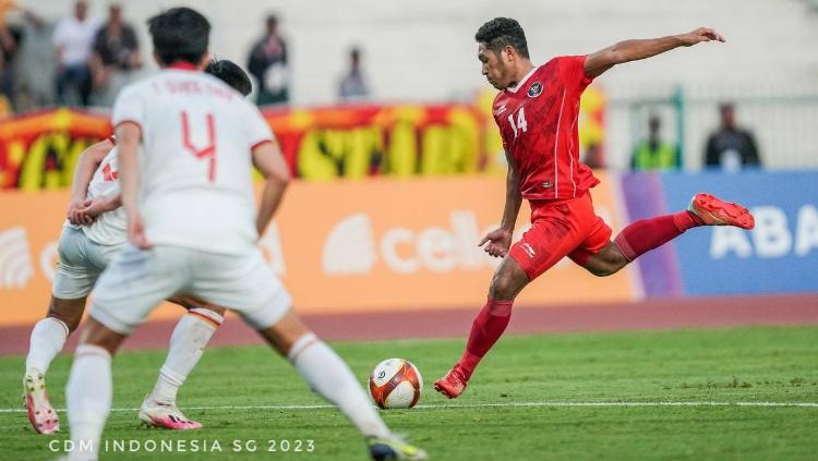 Fajar Fatchurahman saat hendak melakukan tendangan ke gawang Vietnam  Laga antara Timnas Indonesia vs Vietnam pada babak semifinal SEA Games 2023 di National Olympic Stadium, Sabtu (13/05/23).