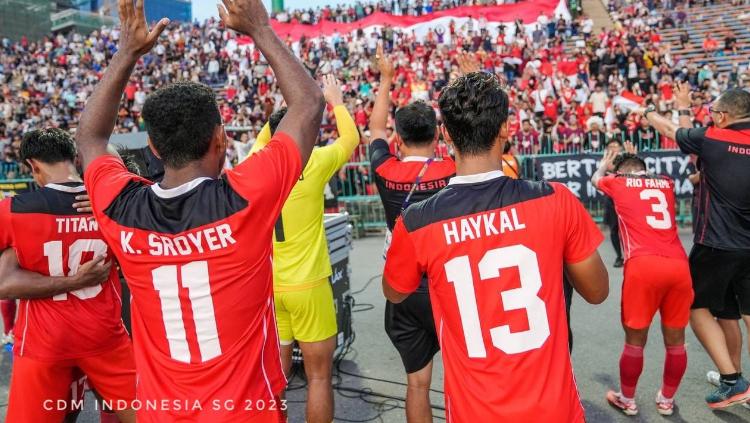 Para pemain Timnas Indonesia U-22 memberi penghormatan kepada para suporter yang hadir langsung memberikan dukungan usai laga melawan Vietnam pada babak semifinal SEA Games 2023 di National Olympic Stadium, Sabtu (13/05/23).