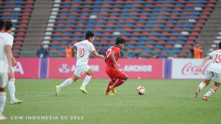 Pergerakan sriker Irfan Jaya dijaga ketat pemain Vietnam pada babak semifinal SEA Games 2023 di National Olympic Stadium, Sabtu (13/05/23).