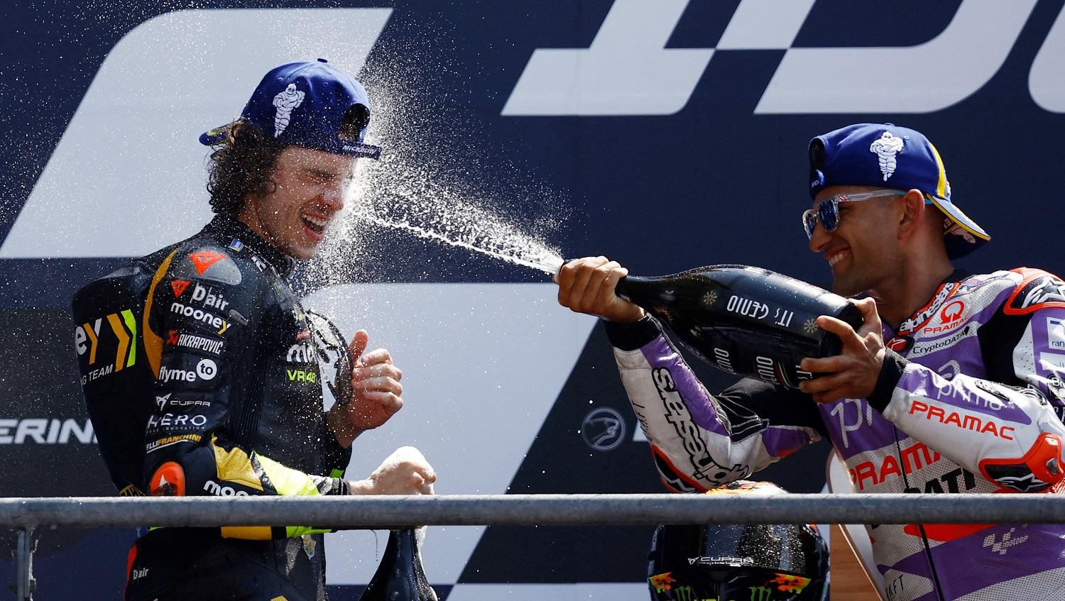 Pembalap Prima Pramac Racing, Jorge Martin, merayakan podium dengan sang juara MotoGP Prancis, Marco Bezzecchi (kiri), dari VR46 Racing Team, Minggu (14/05/23). REUTERS/Stephane Mahe