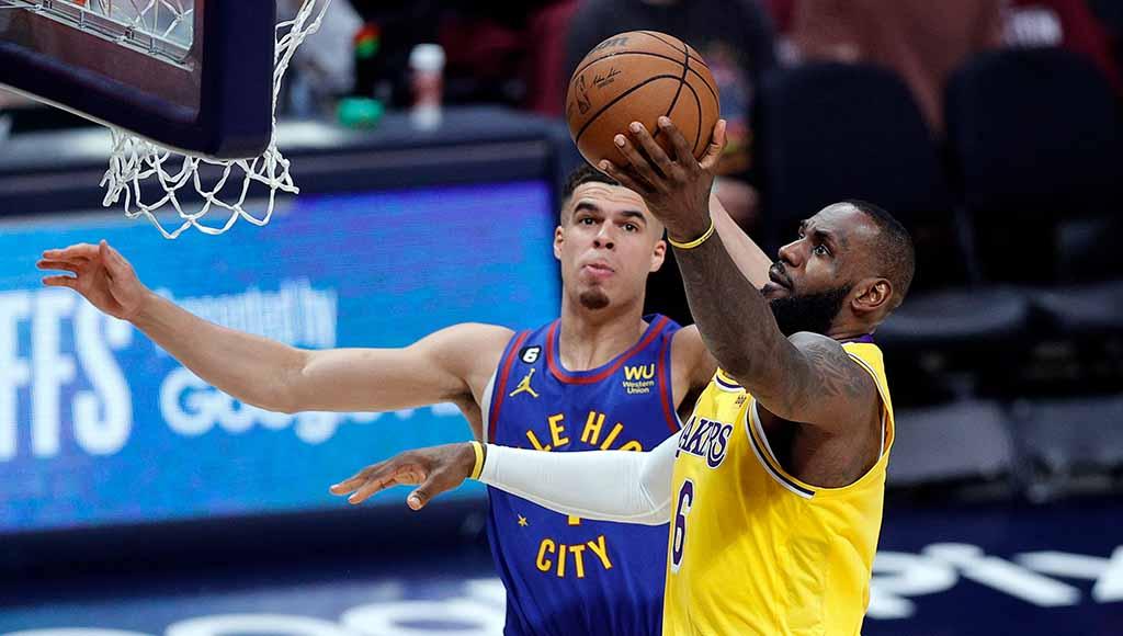 Pemain depan Los Angeles Lakers LeBron James duel melawan pemain depan Denver Nuggets Michael Porter Jr. playoff NBA 2023 di Ball Arena. (Foto: REUTERS/Isaiah J. Downing)