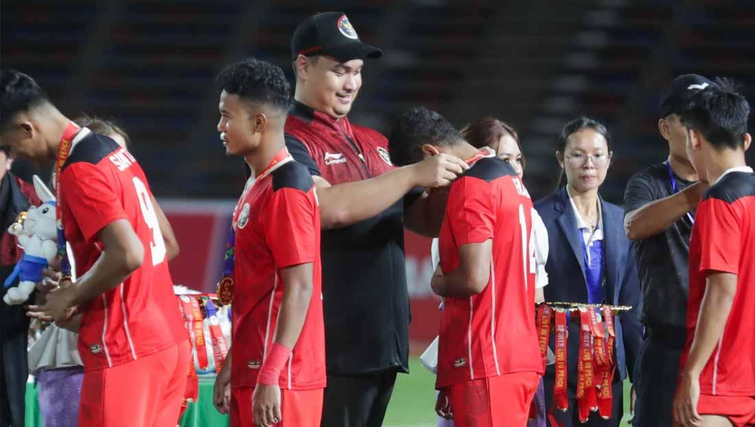 Menteri Pemuda dan Olahraga Republik Indonesia (Menpora RI) Dito Ariotedjo mengalungkan medali emas SEA Games 2023 Kamboja.