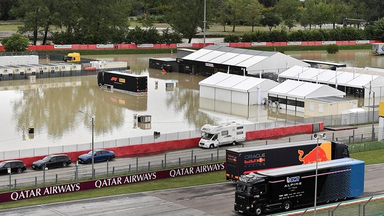 Banjir bandang dan cuaca ekstrem yang melanda Italia membuat pihak Formula 1 (F1) memilih membatalkan balapan di Sirkuit Imola akhir pekan ini, Minggu (21/05/23). - INDOSPORT
