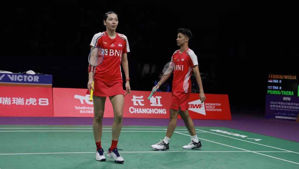 Gloria Widjaja disebut makin mirip dengan aktris Hollywood, Gal Gadot saat tampil cantik mengenakan gaun mewah kala kondangan di nikahan Kevin Sanjaya (Foto: PBSI)