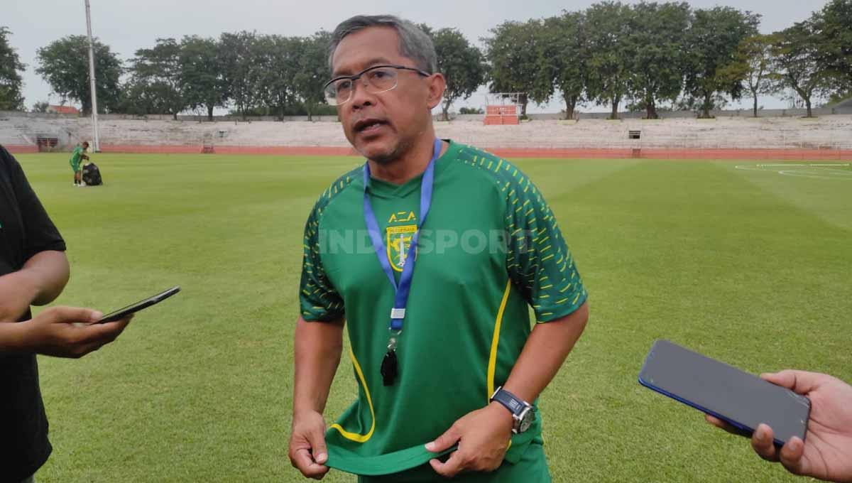 Aji santoso saat memimpin latihan Persebaya di Stadion Gelora 10 November. (Foto: Fitra Herdian/INDOSPORT)