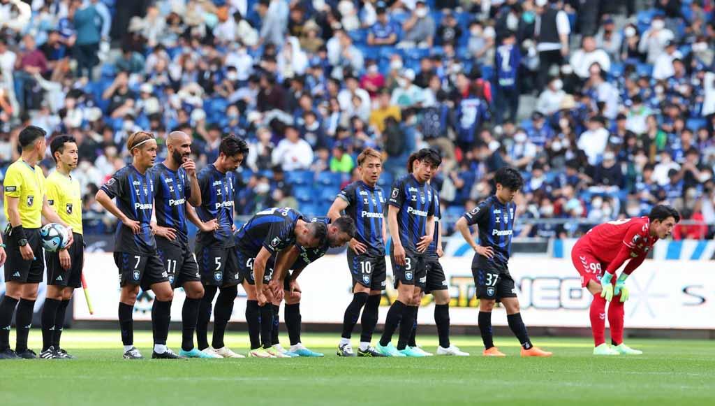 Gamba Osaka, tim yang pernah menjuarai Liga Champions Asia kini dalam kondisi miris lantaran baru mengoleksi satu kemenangan di J.League 2023. - INDOSPORT