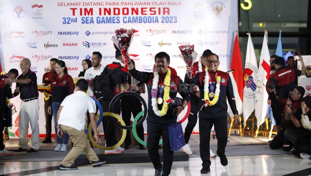 Acara penyambutan kepulangan Timnas Indonesia U-22 yang berhasil meraih medali emas SEA Games 2023 yang dihadiri Waketum PSSI Zainudin Amali, Exco PSSI serta ratusan suporter di Terminal 3 Bandara Soekarno-Hatta, Kamis (18/05/23). - INDOSPORT
